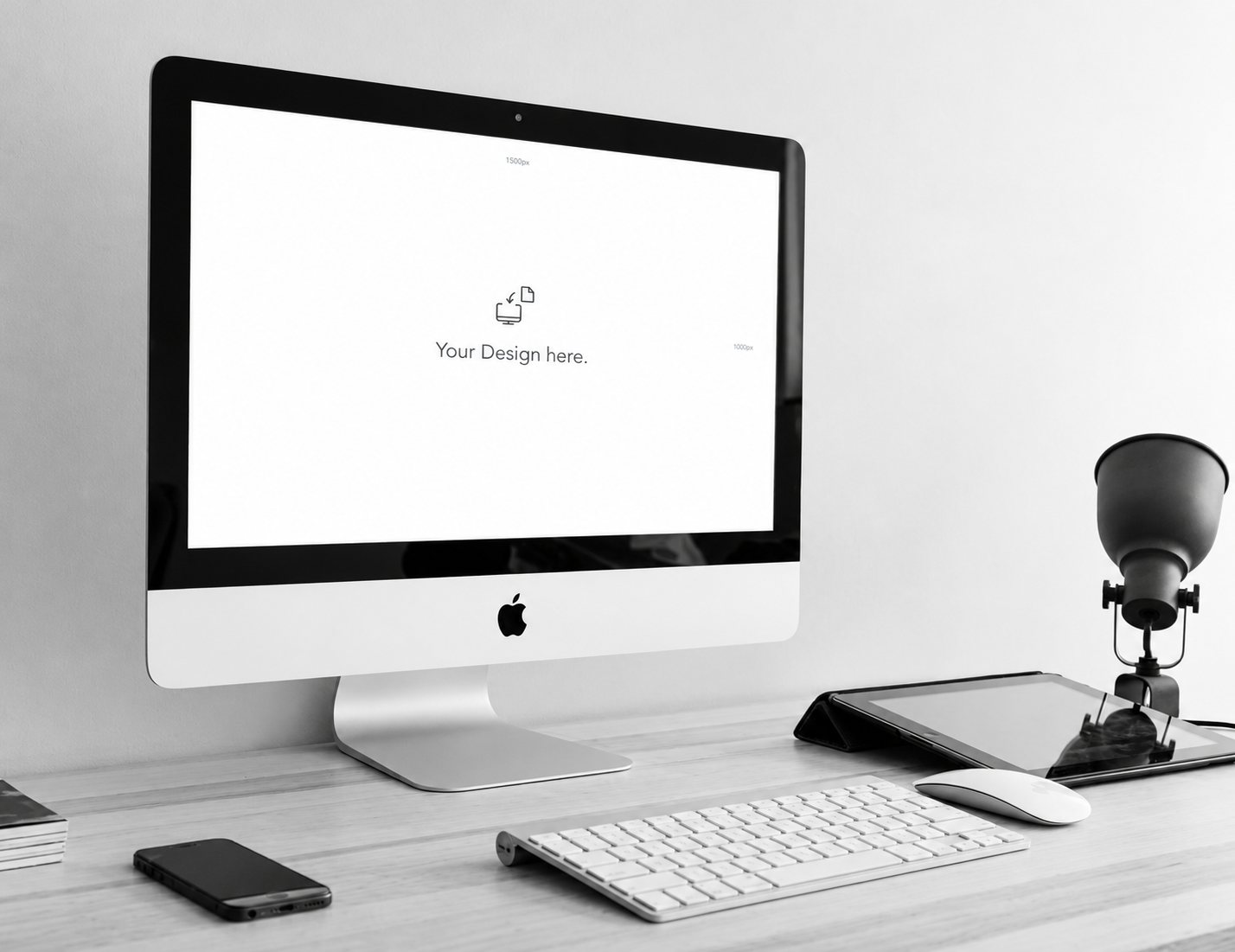 Ordinateur iMac, clavier, souris, tablette et lampe sur un bureau blanc