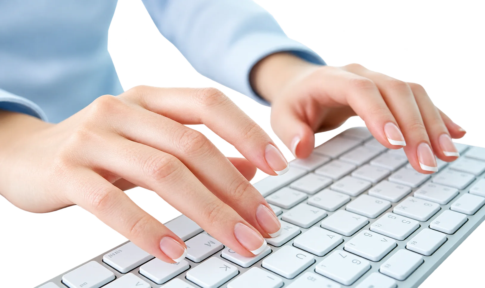 Deux mains de femme aux ongles vernis rose pâle tapent sur un clavier d'ordinateur blanc, sur fond clair et flou.